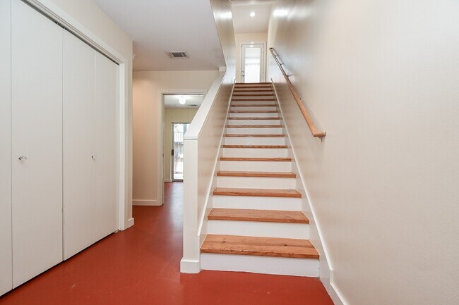 Building Photo - 824 Robin St