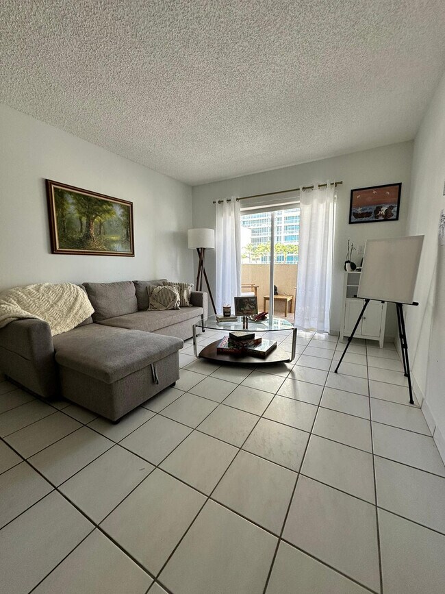 Foto del edificio - 6801 Harding Ave