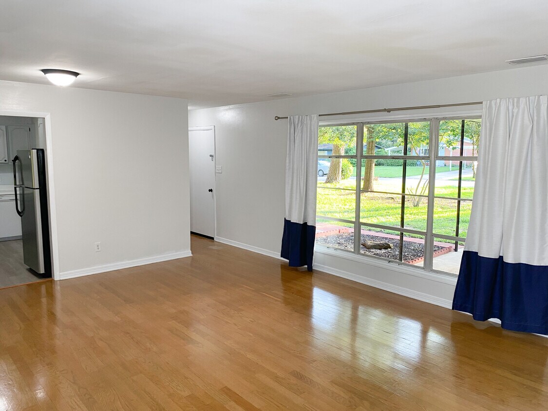 Living Room - 707 Wilshire Rd
