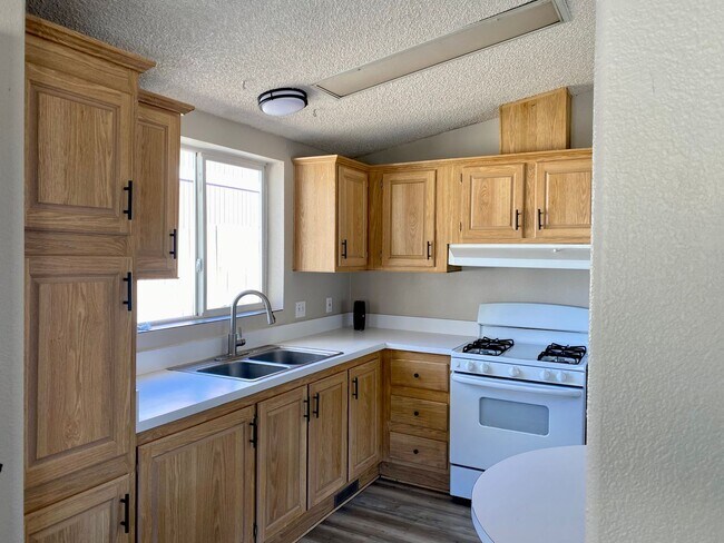 Building Photo - Charming 2 Bedroom in LOW