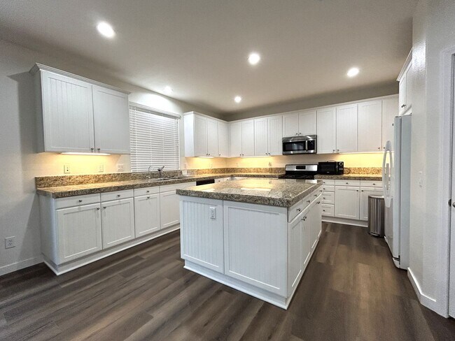 Foto del edificio - AVAILABLE NOW!! Fully Furnished 5 Bedroom 2.5 Bathroom Two Story Home in Beaumont!!