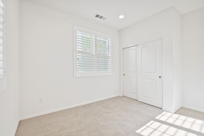 Foto del edificio - Beautiful newly built 4 bedroom, 3 bath home in the quiet, gated community of Westgate!