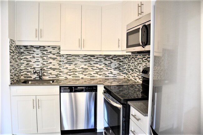 Building Photo - 4555 Av. Bonavista