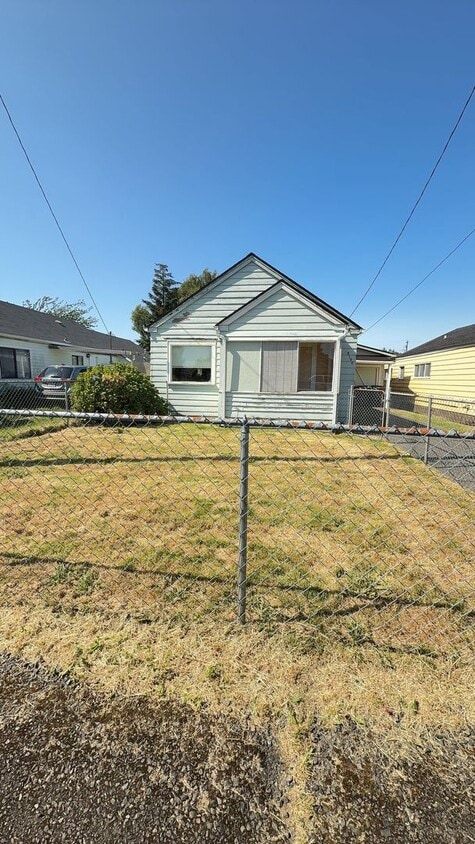 Primary Photo - Cute 1bd 1ba, Pellet Stove, Fenced Front Yard
