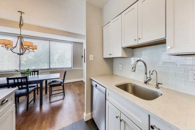 Building Photo - Stunning 2 bed, 2 bath corner unit in secu...