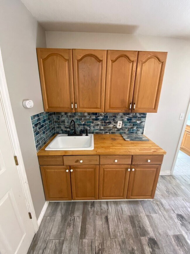 Foto del edificio - 1-Bedroom Unit with Parking & Appliances –...