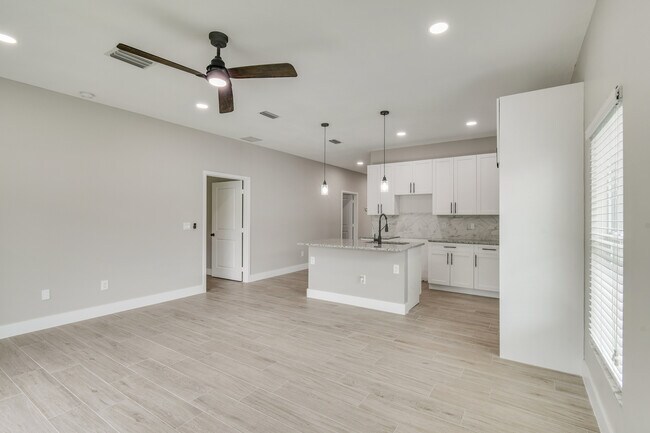Foto del edificio - 312 NW Baker Rd