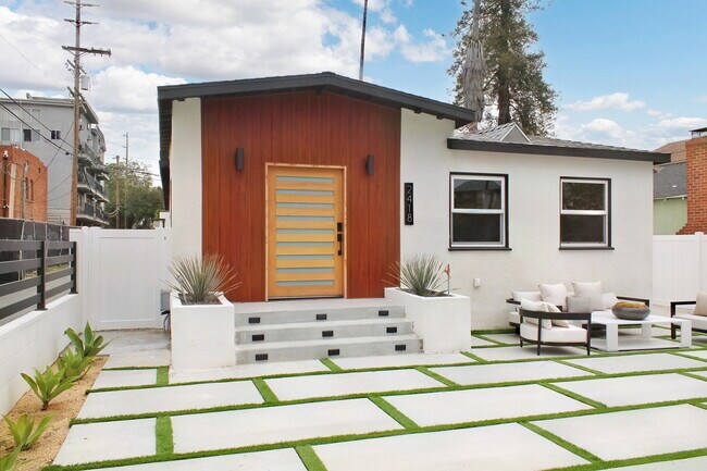 Foto del edificio - 2418 Glencoe Ave