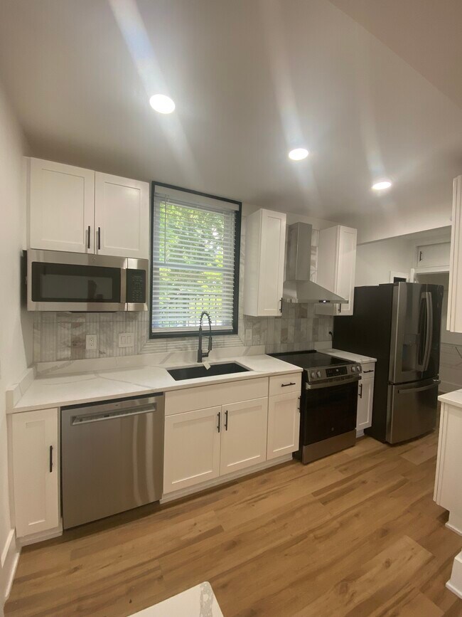 Foto del edificio - 3409 Fernside Pl