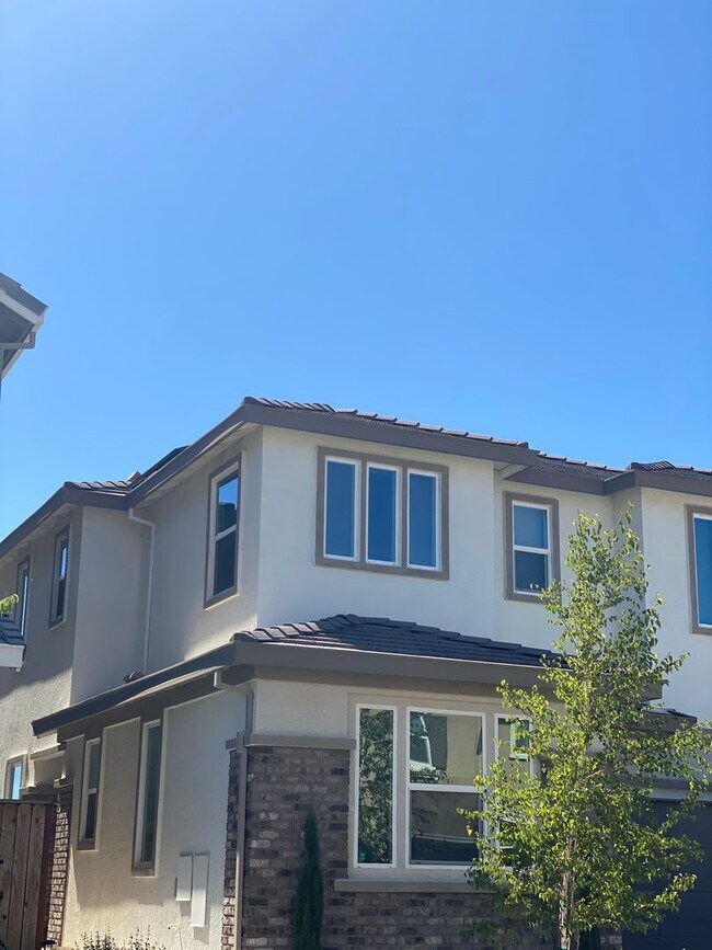Foto del edificio - Beautifully upgraded Rocklin 4 Bedroom Home with Owned 15 Panel 5kwh Solar!