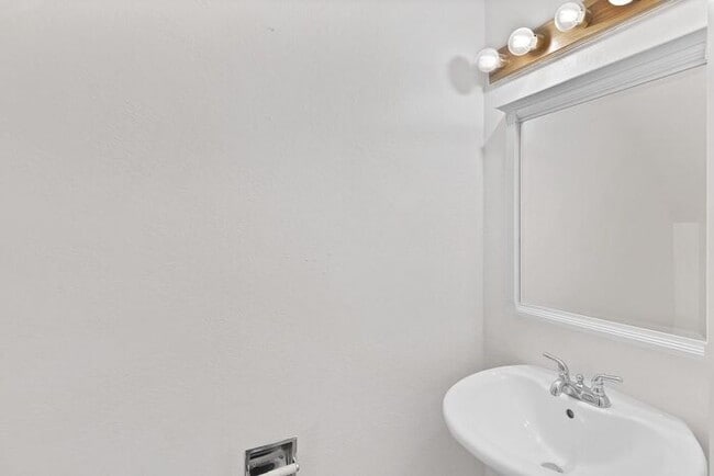 Foto del edificio - 2 Bedroom Condo near CMU