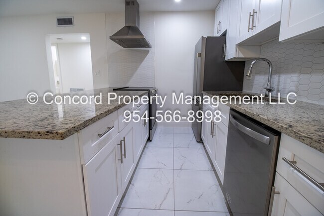 Foto del edificio - Updated 2 BR- Open Layout- Island Kitchen-Pool- Central AC