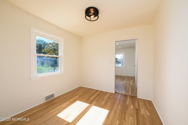 Foto del edificio - 361 Meadowbrook Ave