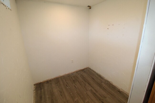 Building Photo - 129 W 39th Ave