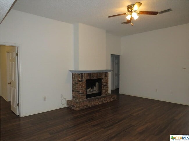 Building Photo - 214 Appaloosa Dr