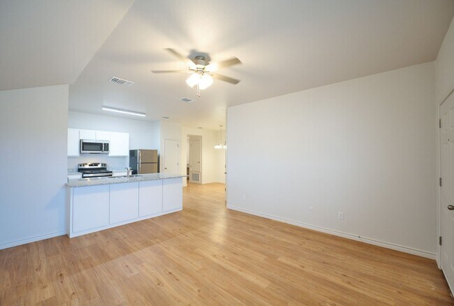 Building Photo - 1813 Clovis Dr