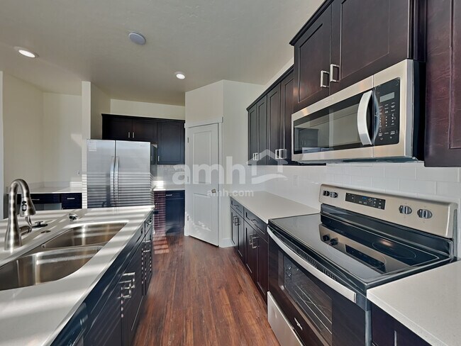 Building Photo - 1066 S Jillian Avenue