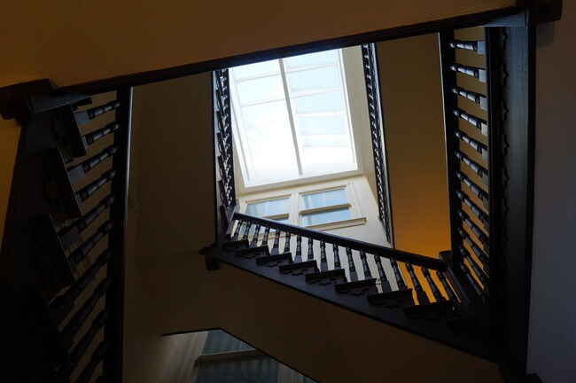Escalera del edificio - 109 E 12th St