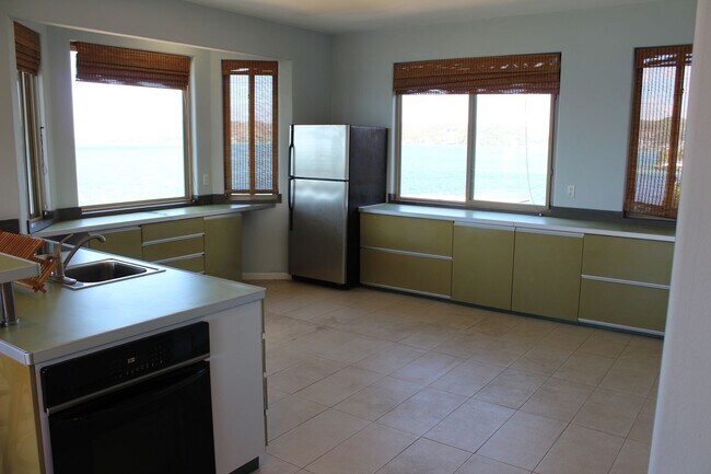 Building Photo - Hawaii living at its best.  Beautiful Spac...