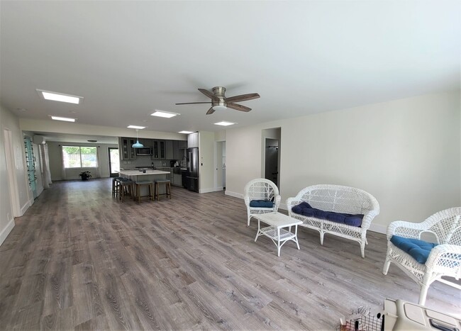 Building Photo - 4 bed, 2 bath, EV on a private lane - comp...