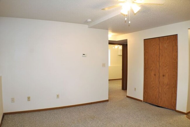 Building Photo - $1095 | 2 Bedroom, 1 Bathroom Condo | Pet ...