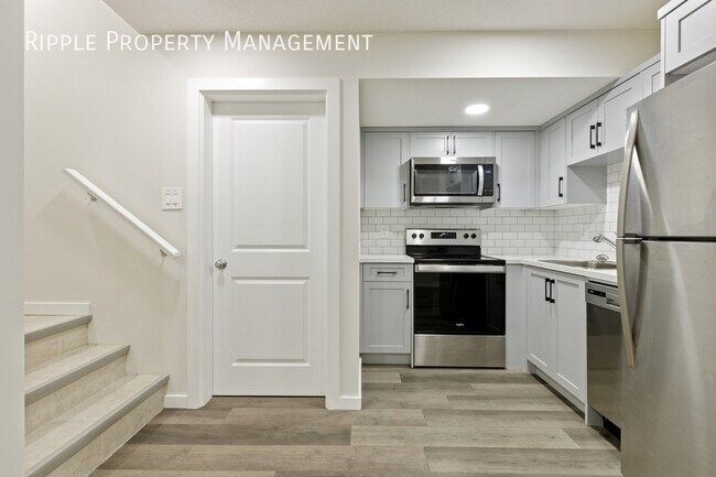 Photo du bâtiment - WONDERFUL 1 BED/ 1 BATH LOWER UNIT ONLY!