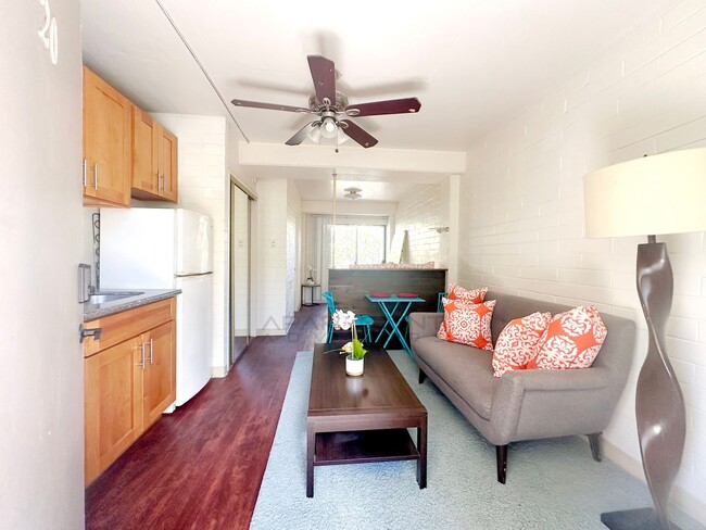 Building Photo - $500 1st Month Rent Special! Recently Upda...