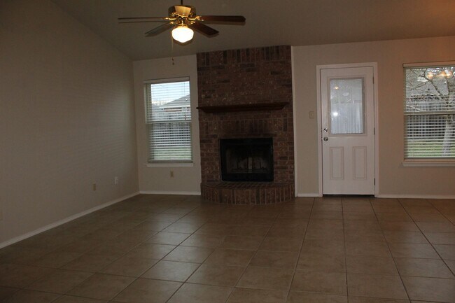 Foto del edificio - 4 BEDROOM, EASY COMMUTE