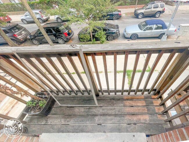 Foto del edificio - 649 Rutland Rd