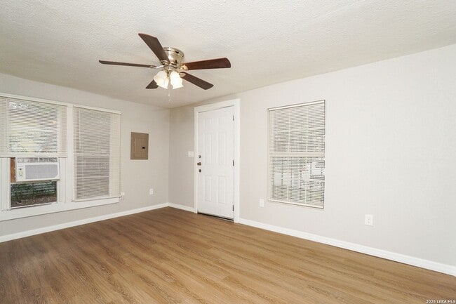Building Photo - 614 N Sabinas St