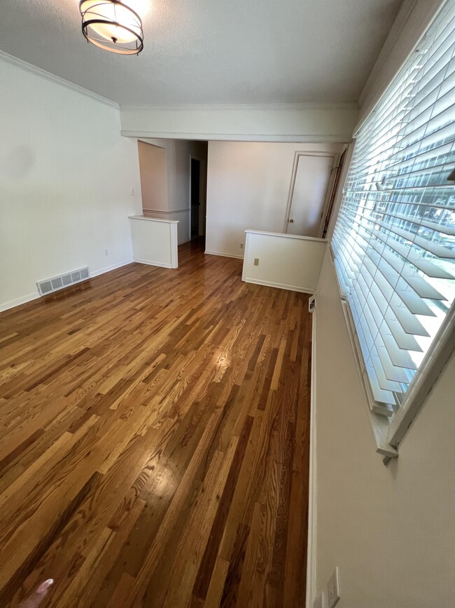 Foto del edificio - 4728 Bond St