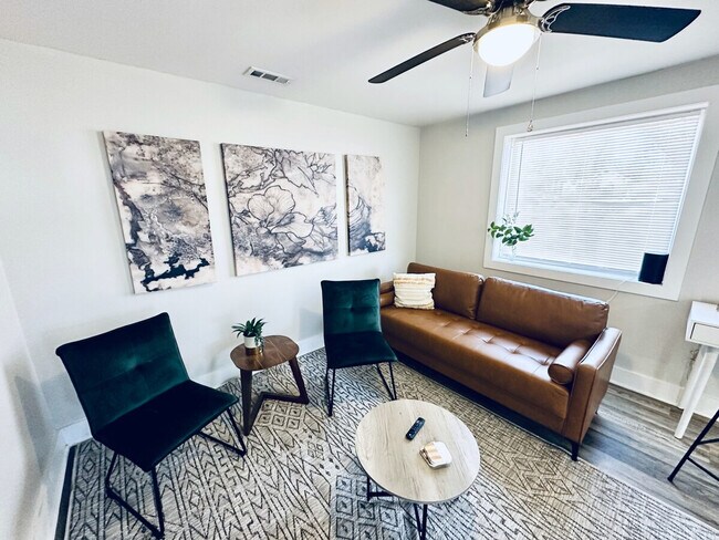 Foto del edificio - 403 Cedar Lane Rd