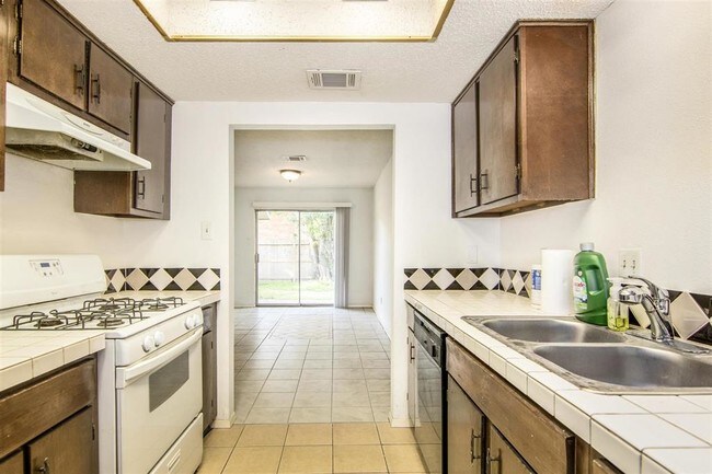 Foto del edificio - 918 Cascade Creek Dr