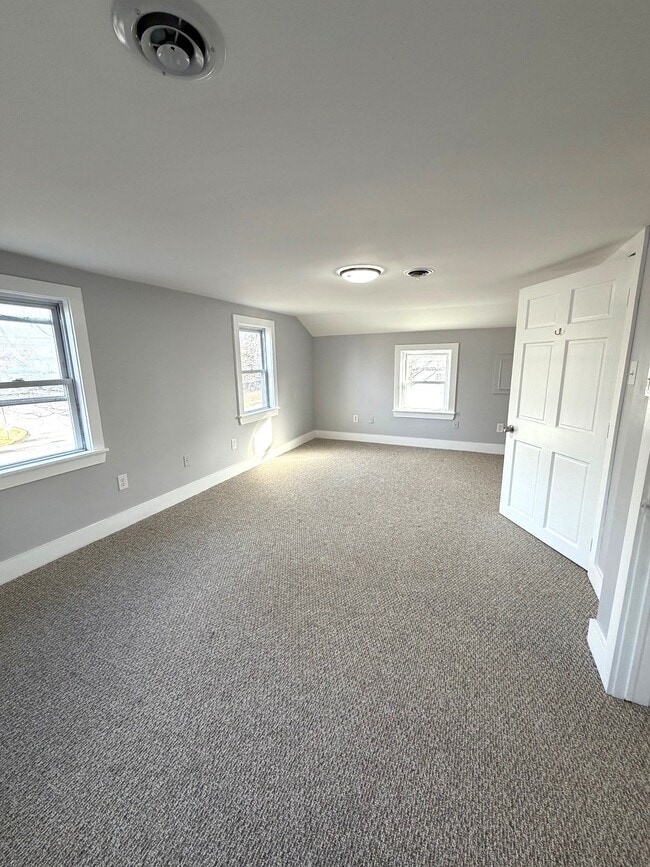 Building Photo - 331-339 Naubuc Ave