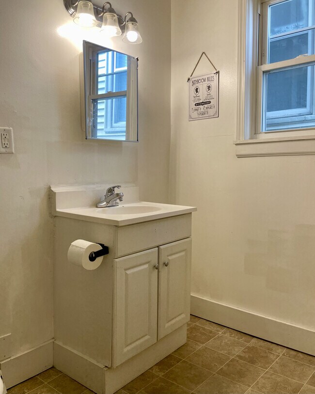 Baño - 208 W 14th St