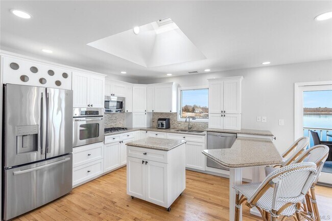 Foto del edificio - 2 Bayside Ave