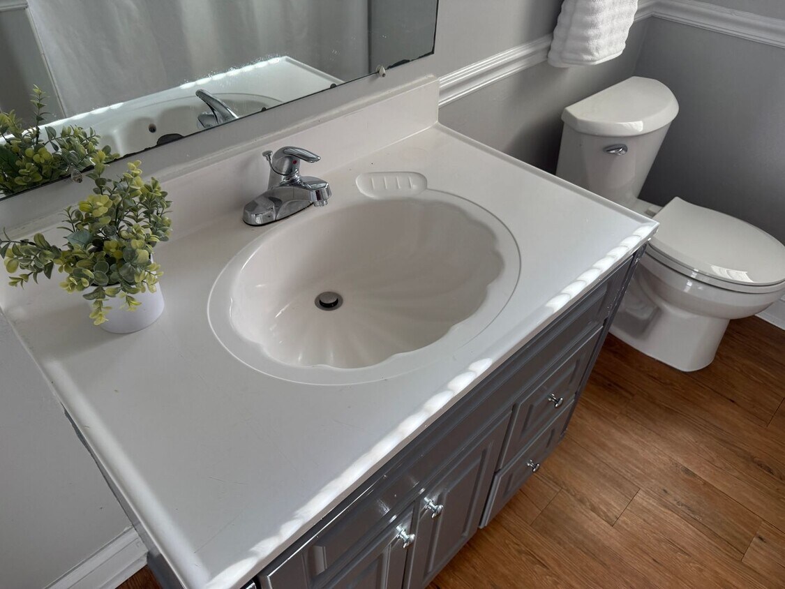 Building Photo - Beautiful Brick Three Bedroom Home!