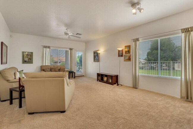 Foto del edificio - Beautiful 3 bedroom, 2 bath in great Mesa location!