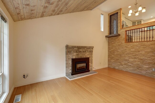 Building Photo - Stunning 3BR 1.75 BA Sammamish Home.  Rece...