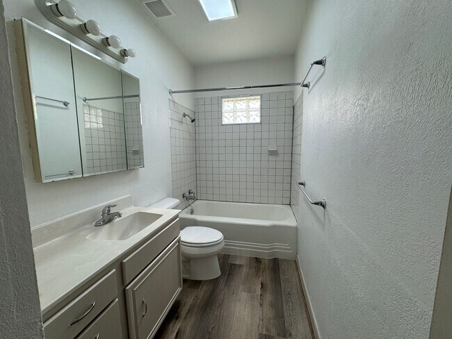 Foto del edificio - Well maintained, spacious 2 bed 2 bath ver...