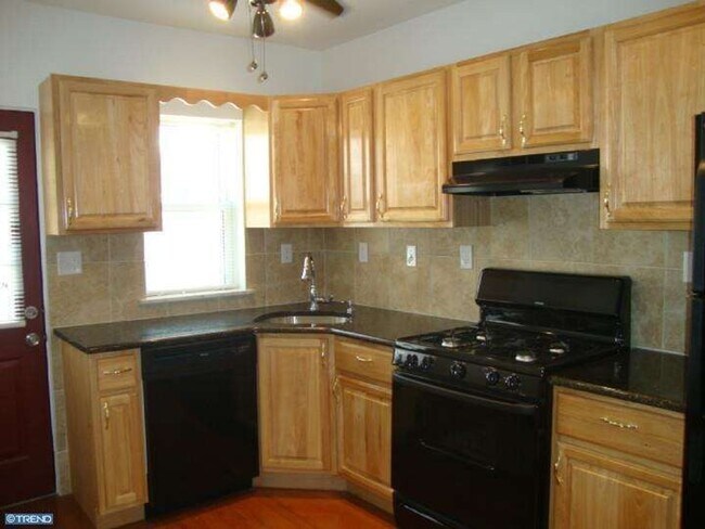Foto del edificio - Recently Renovated 2-Bedroom Home for Rent in South Philadelphia