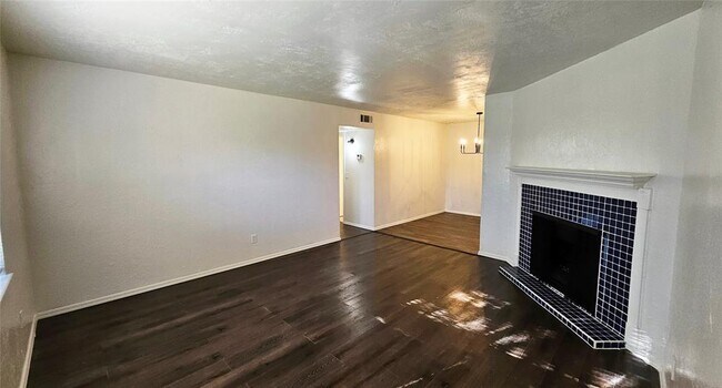 Building Photo - 401 SE 12th Ave