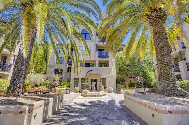 Foto del edificio - Updated Top Floor Unit -- Perfect Commuter...