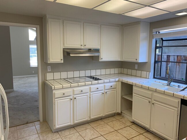 Foto del edificio - One story 4 bedroom home