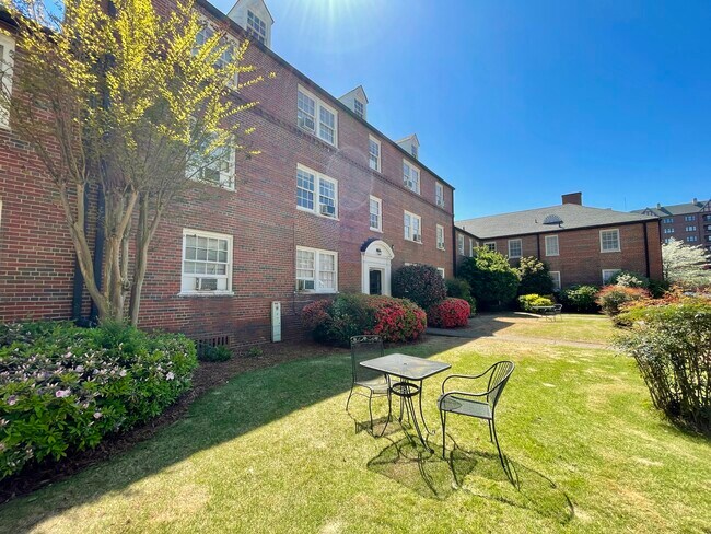 Courtyard - 2851 Thornhill Rd