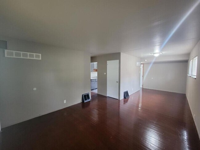 Building Photo - 10542 Spring Garden Dr