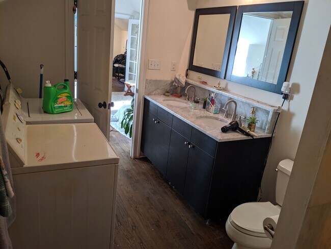 Building Photo - Luxurious 1 Bed / 1 Bath Haven with a Serene Deck & Elegant Hardwood Floors - Prime Location in V...