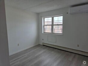 Building Photo - 832 Bryant Ave