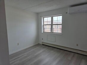 Building Photo - 832 Bryant Ave