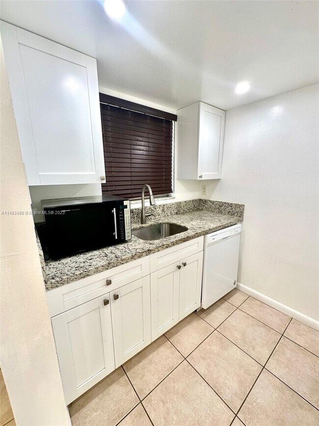 Building Photo - 8550 SW 109th Ave